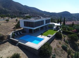 Luxury Villa Pluto Stunning Mountain Views, hotel v destinaci Ora