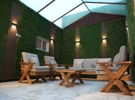 شقة خاصة بجلسة خارجية