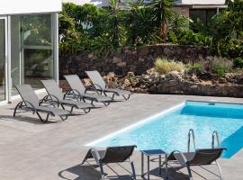 Almara House, Luxury villa with heated pool, ξενοδοχείο σε La Oliva