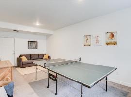 Garage Game Room King Bed, ξενοδοχείο σε Vineyard