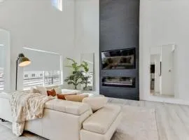 Right off Freeway Quiet Neighborhood King Bed