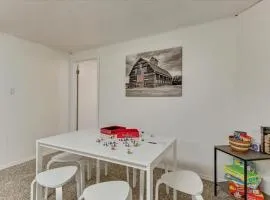 King Bed Full Kitchen Central Location