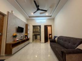 Padmavathi Homestay -2BHK 1BHK AC Apartments for group of families - Best location - Flyover to Alipiri gate - Walk to PS4 Veg Restaurant - Modular Kitchen - Super fast Wi-Fi- Near to Tirupati Bus Stand 2 KM-Near to Railway Station 2KM, hotel v destinaci Tirupati