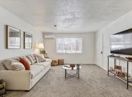5 Mins off i15 Pickle Ball Courts Close By