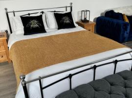 Tranquil loft apartment overlooking countryside, hotel v destinaci Hailsham