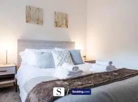 LastMinOffer 10pc Off I An Executive 2BR House with Calming Decor I Parking and Garden I Long term rates available I SILVA Short Term Lets 4 out of 5 from over 650 stays