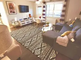 Comfy Downtown Condo With Balcony
