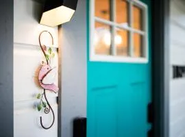 King Suite Retreat -Steps from Football & Perfect for Holiday Stays