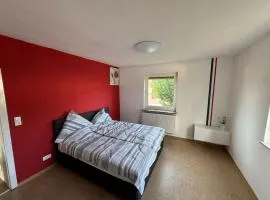Ferienwohnung-Viel Platz-großer eingezäunter Garten-vollausgestattete Küche-Wallbox