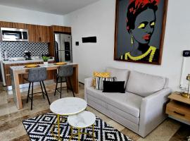 Stylish Condo with Roof top Ocean views near Mamitas Beach and 5th AVE, apartmán v rezidenci v destinaci Playa del Carmen