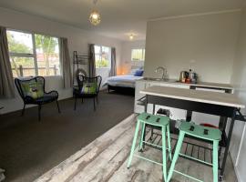 Relax Inn Beach Studio, apartment in Motueka