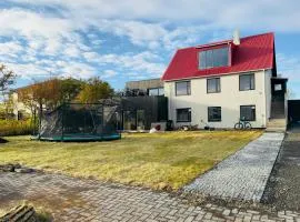 Cozy Apartment , Sleeps 4, 10 Min to Reykjavík Downtown, Family-Friendly