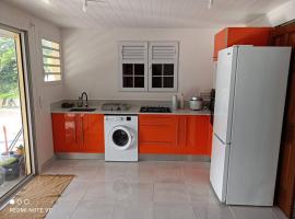 Superbe F2 tout confort avec terrasse et jardin, hotel v destinaci Rivière-Salée