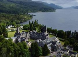 The Classrooms, Loch Ness Abbey - 142m2 Lifestyle & Heritage apartment - Pool & Spa - The Highland Club - Resort on lake shores