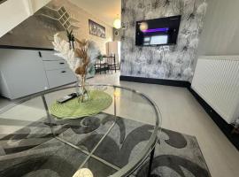Indulgent Cozy 2 BR Home, Hotel in Swindon