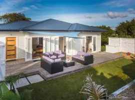 Oneroa Village, in Waiheke Centre - Be My Guest