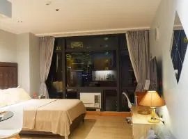 Quiet Condo with Fast WiFi, Own Balcony, Pool and Gym