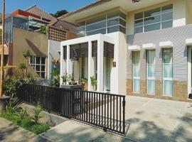 The Icon Homestay Malang、Blimbingのホテル