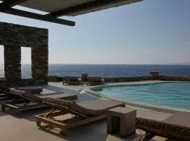 5 bedroom villa with pool, sunset views, direct access to the sea