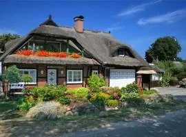 Ferienwohnungen unterm Reetdach m Terras o Balk u Sauna