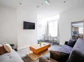 4 bedroom house, great location!