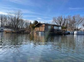 Na hrote ostrova Dobrodružn&eacute; b&yacute;vanie na hausb&oacute;te, hotel na praia em Bratislava