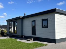 Holiday Home Noordzee Deluxe 32 by Interhome, hotel met zwembaden in Scherpenisse