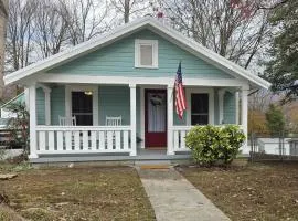 Charming Downtown Bungalow I Explore-Shop-Eat