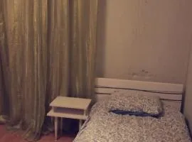 Chambre simple dans une maison