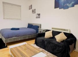 City Stay Studios 2, hotel in Chesterton