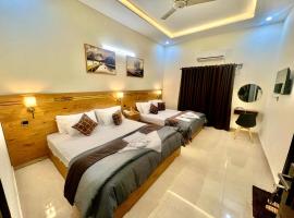 Royal Inn Chalet-BNB Family House Stadium Road, hotel con hidromasaje en Karachi