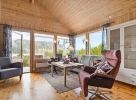 Koselig hytte i Lofoten, sjø, fjellutsikt, parkering、Laukvikのホテル