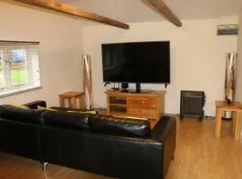 The Lodge - 2 acres of garden with hot tub and fire pit and BBQ