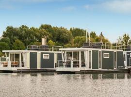 House Boat Ibiza, hotel in Maastricht