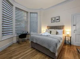 Cozy Sunlit Studio with Kitchenette