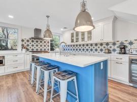 Cape Cod 4 Bed Waterfront Retreat, Dock, Sleeps 8, Fire Pit, Outdoor Dining, Spa-Style Primary, Premium Kitchen with Dual Dishwashers, Gas Fireplace, River Views, Bright Open Layout, Central AC, Perfect Coastal Escape, 24 Hr Hospitality Summary, ξενοδοχείο σε Φάλμαουθ