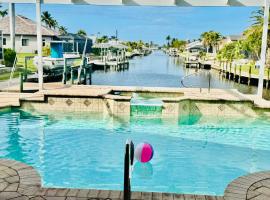 Waterfront Bliss Retreat Sailboat Access and Heated Pool, hotel v destinaci Cape Coral