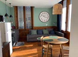 A deux pas de la gare, La Maison Rouge、アルベールヴィルのホテル