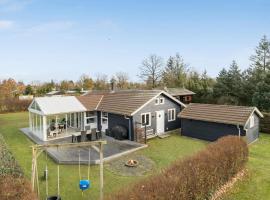 4 Bedroom Stunning Home In Hadsund, Hotel in Hadsund