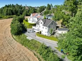 3 Bedroom Beautiful Home In Fevik