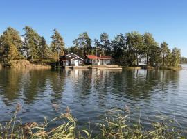 Awesome Home In Askersund With Sauna, hotel v destinaci Askersund