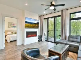 Après Shores Penthouse: Upscale Riverfront Retreat, Wrap-Around Balcony