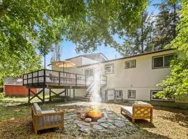 Hot Tub and Spacious Backyard Close to Lake!