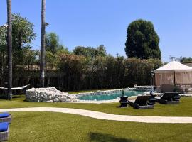 Luxury Oasis in Central Encino w Pool & Spa Topeka, hotel in Los Angeles