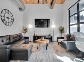 Industrial Loft Living 2BR 2BA，位于格林维尔的酒店