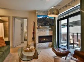 Skywalk Flats Amphitheater Retreat: Downtown, Rooftop Hot Tubs