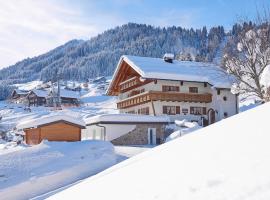 Ferienwohnungen Hörmann, hotel v destinaci Hirschegg
