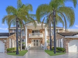 Stunning 4BR Holiday Home with Water Views & Pool，Saint Huberts Island的飯店