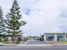 Villas on the Bay Kingscote, hotel with parking in Kingscote