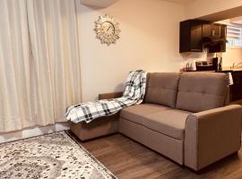 Beautiful, specious two bedroom basement suite, penginapan layan diri di Edmonton